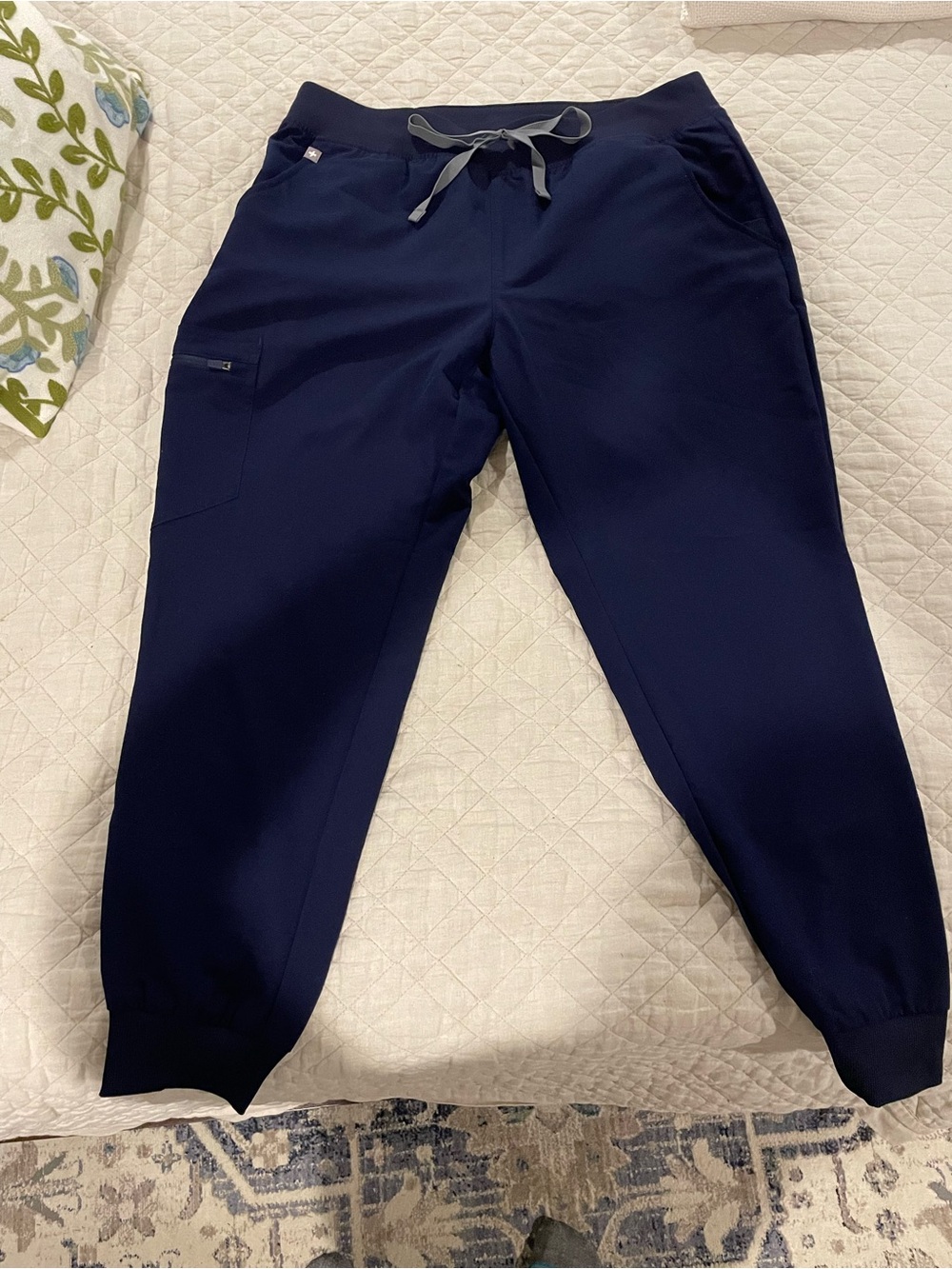 Figs Women's Navy Zamora™ - Petite Jogger Scrub Pants